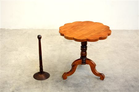 Lotto composto da un tavolino da salotto con piano sagomato e un fermaporta...