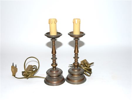 Coppia di candelieri in bronzo adattati a luce elettrica (h cm 20) (difetti)