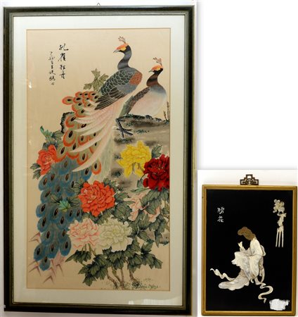 Arte orientale, lotto composto da una stampa su tessuto raffigurante pavoni e...