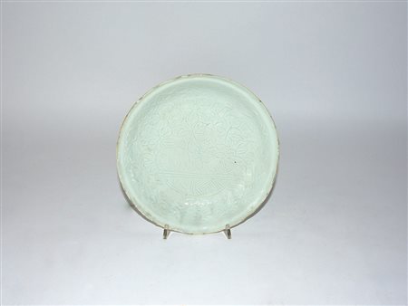 Manifattura di Cina sec. XX. Piatto in porcellana decorato in rilievo e...