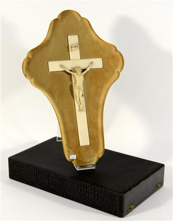 Crocefisso in avorio (h cm 30) montato su supporto. Con relativa custodia