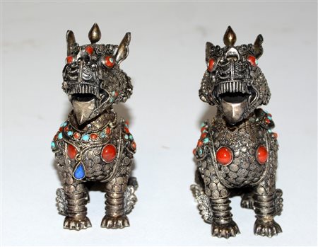 Coppia di contenitori in argento raffiguranti creature mitologiche, decorati...