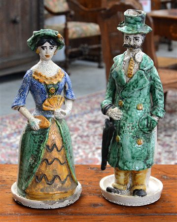 Lotto di due sculture in ceramica dipinta raffiguranti personaggi, maschile e...