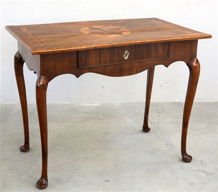 Antico tavolo scrittoio lastronato in noce con fascia sagomata e cassetto,...