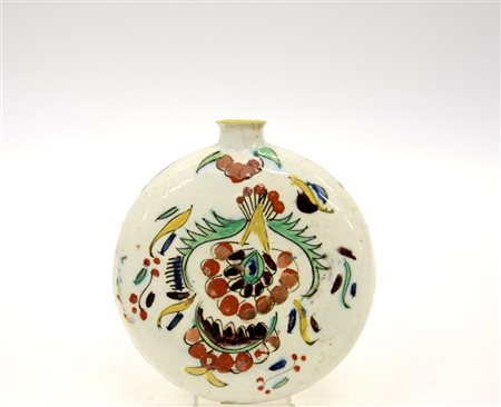 Fiasca in ceramica decorata in policromia. Difetti.