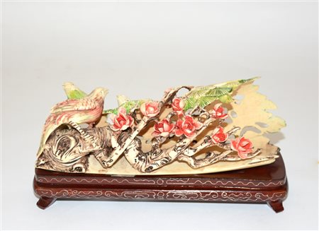 Scultura in avorio raffigurante un tronco d'albero cavo con uccelli, con base...