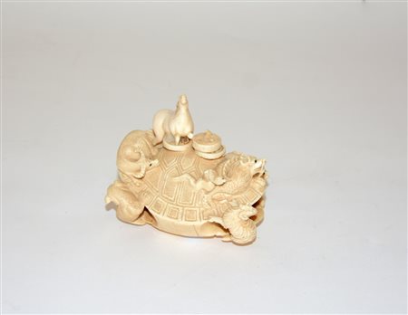 Scultura in avorio raffigurante i dodici animali dello zodiaco su un guscio...