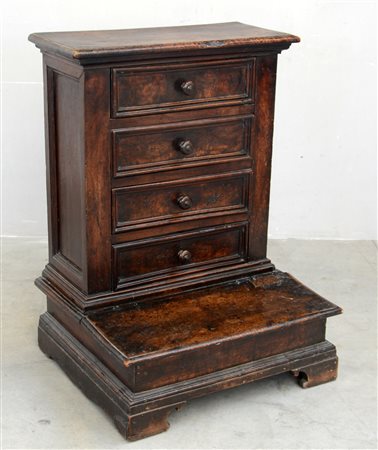 Inginocchiatoio in noce con fronte a quattro cassetti, specchiature radicate...