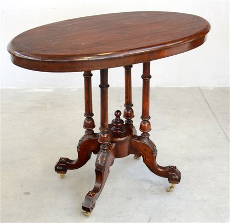 Tavolino ovale in mogano su base quadripode con montanti intagliati e...