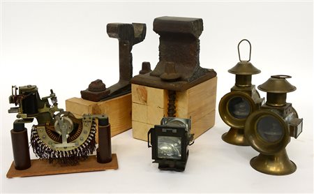 Lotto composto da due sezioni di binari tramviari, due lanterne ad olio da...