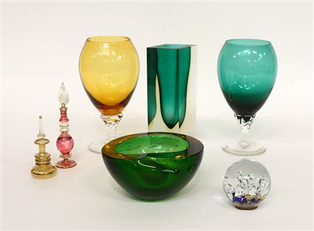 Lotto vario di oggetti in vetro composto da un vaso, un posacenere, due...