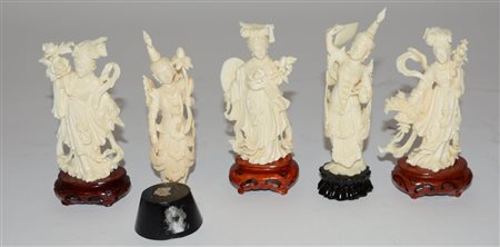 Lotto di cinque statuine in avorio raffiguranti figure femminili e...