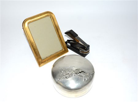 Lotto composto da un contenitore in peltro marcato "Fredy", una cornicetta ed...