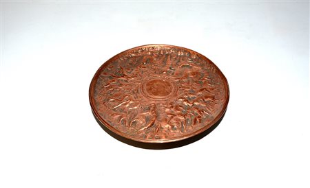 Alzatina in rame sbalzato decorata con scena di battaglia alla maniera...