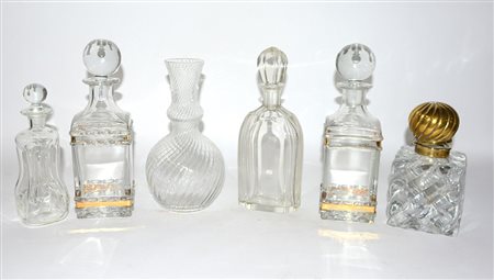 Lotto composto da quattro bottiglie e da due vasetti in vetro di misure...