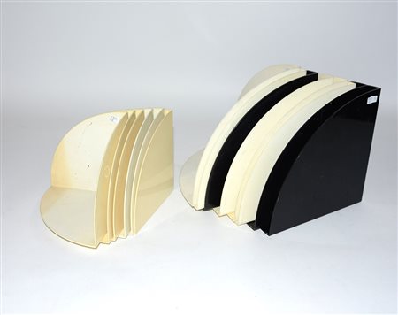 Gruppo di mensoline di produzione Kartell in materiale plastico, misure...