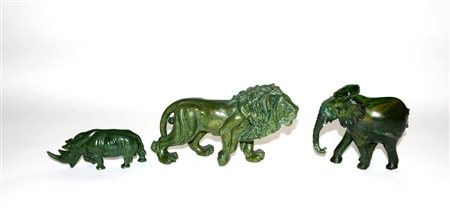 Lotto di tre sculture in pietra dura raffiguranti un leone, un elefante e un...