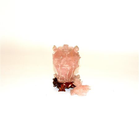 Vaso in quarzo rosa con decoro floreale su base in legno, Cina, sec. XX (h cm...