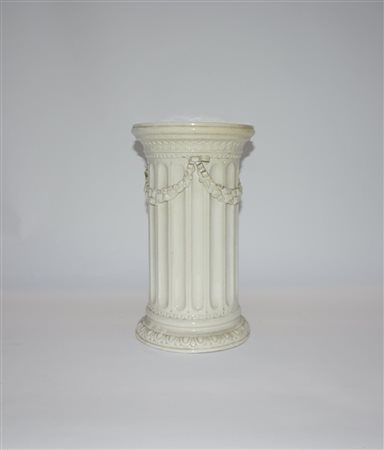 Colonna portavaso in ceramica decorata a scanalature e in rilievo a fiocchi e...