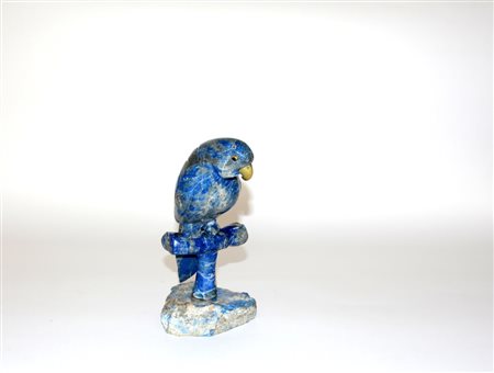 Scultura in sodalite raffigurante un pappagallo su ramo, con becco in metallo...