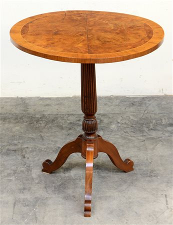 Tavolino da salotto di forma tonda poggiante su gamba centrale di forma...