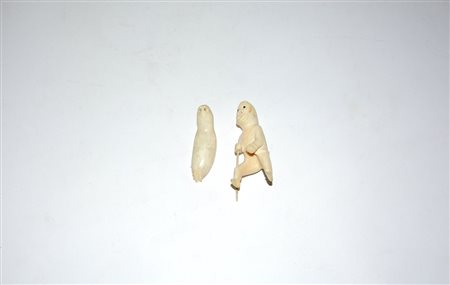 Lotto composto da due statuette in osso raffiguranti cacciatore inuit e foca...