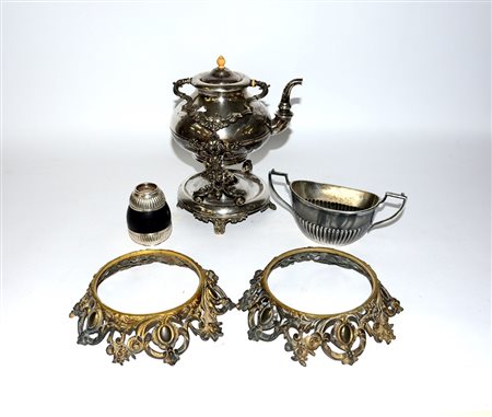 Lotto composto da due basi per vasi in bronzo dorato, due oggetti in metallo...