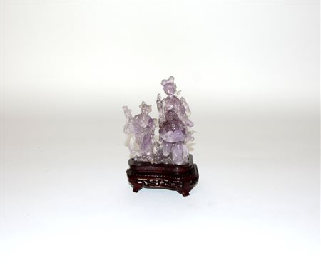 Scultura in quarzo ametista raffigurante personaggi, base in legno...