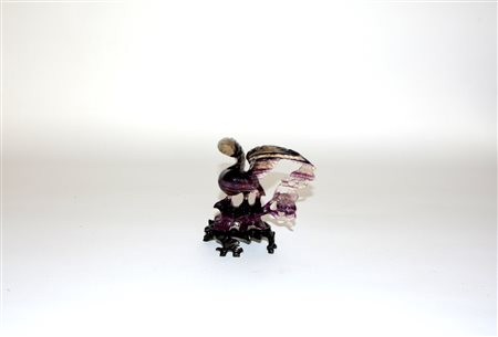 Scultura in quarzo raffigurante un rapace con ali spiegate, base in legno,...