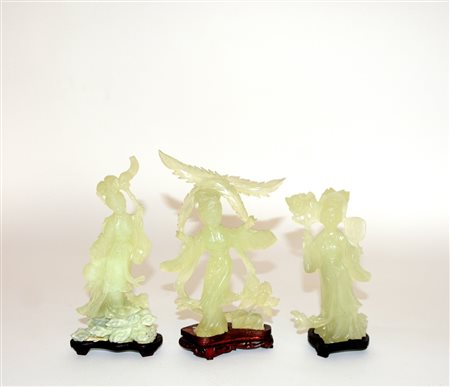 Lotto di tre sculture in pietra dura raffiguranti figure femminili con fiori,...