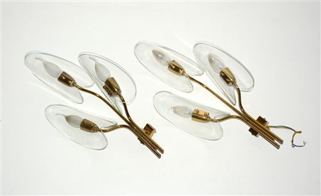 Coppia di appliques a tre luci con struttura in ottone e paralumi in vetro,...