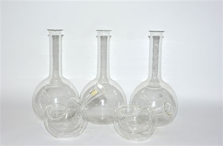 Lotto composto da cinque bottiglie in vetro di misure diverse (lievi difetti)