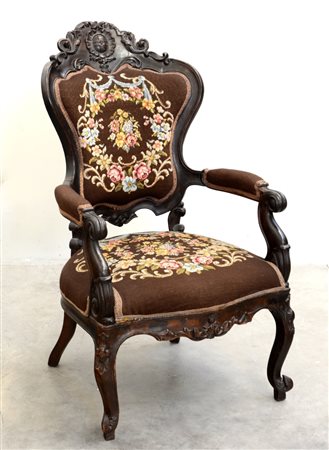 Poltrona Luigi Filippo in noce con cimasa scolpita a stemma rivestita in...