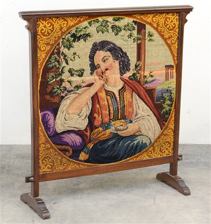 Parascintille con montanti di forma squadrata decorato a piccolo punto da...