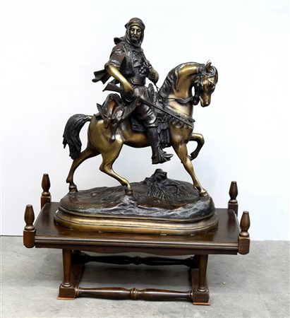 Grande scultura in bronzo raffigurante un arabo a cavallo con cacciagione,...