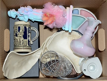 Cartone contenente numerosi oggetti in ceramica e materiali diversi (difetti)