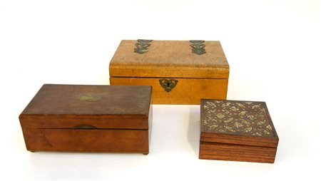 Lotto composto da tre scatole in legno di diversa epoca, una con carillon...