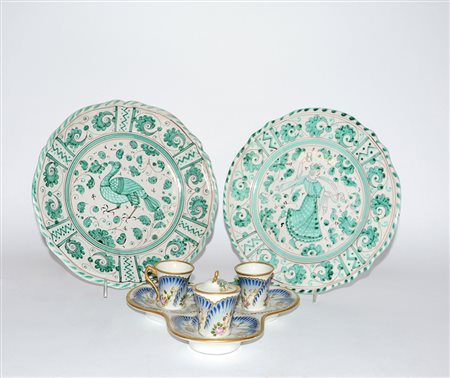 Manifatture diverse. Lotto composto da due piatti di Deruta e un servizio...