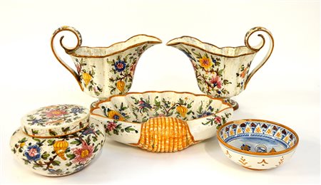 Manifattura di Gubbio. Lotto composto da un centrotavola, due versatoi, una...