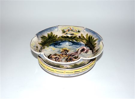 Manifattura di MGA. Bacile in ceramica decorato con scena mitologica in...