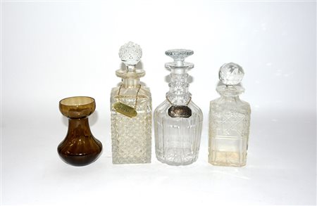 Lotto composto da tre bottiglie e da un vasetto in vetro, misure diverse...