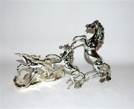 Lotto di tre sculture in metallo argentato raffiguranti cavalli, misure...