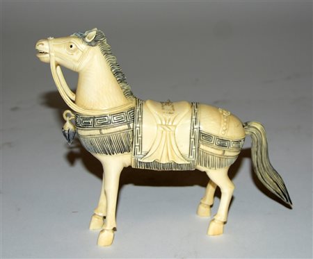 Scultura in avorio raffigurante cavallo, Cina, sec. XX (h cm 13,5) (lievi...
