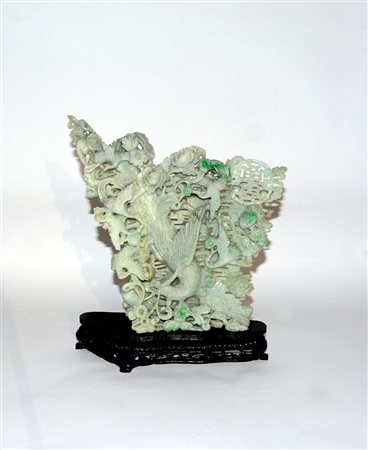 Scultura in giadeite raffigurante gruppo di fiori e uccelli, base in legno...
