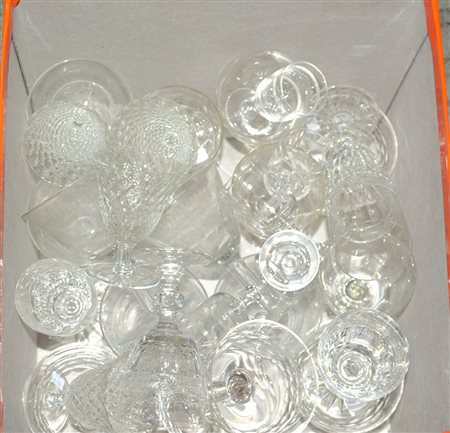 Cartone contenente numerosi bicchieri di parti di servizi (lievi difetti)