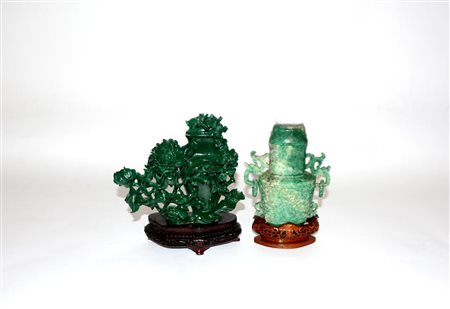 Lotto di sculture in malachite e pitre dure con vasi e fiori, basi in legno,...
