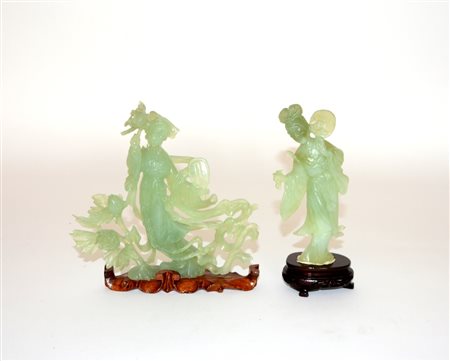 Lotto di due sculture in pietra dura raffiguranti figure femminili con fiori,...