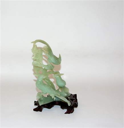 Scultura in pietra dura raffigurante tre uccelli su rami, base in legno,...