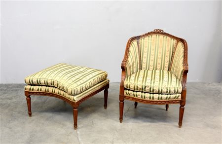 Poltrona a pozzetto in stile Luigi XVI con struttura in legno intagliato...