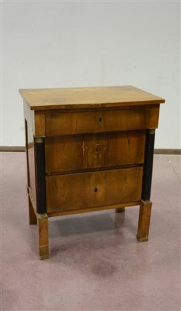 Comodino impero in noce a tre cassetti sul fronte, montanti a colonna...